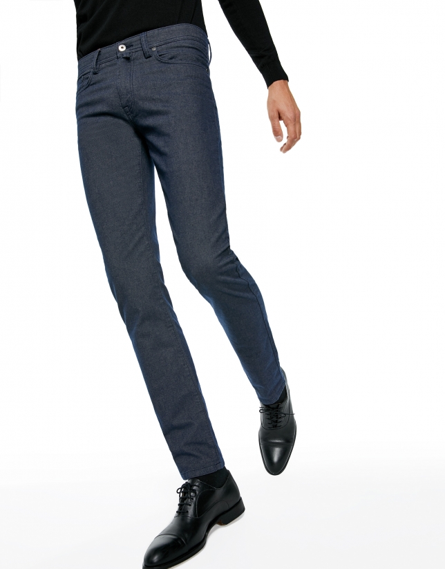 Dark blue pants with five pockets