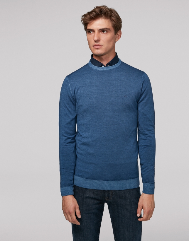 Blue dyed sweater with square collar