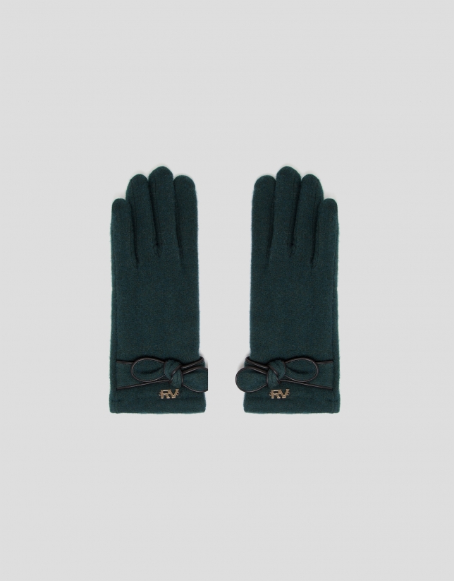 Green knit gloves with bow