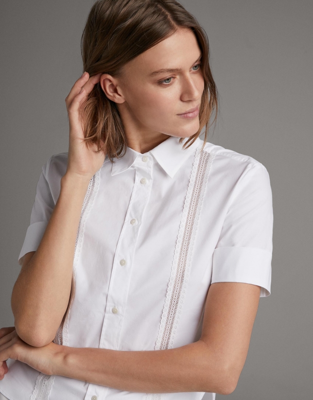 Camisa manga corta blanca con cinta encaje