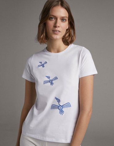 Camiseta blanca con bordado pájaros azul