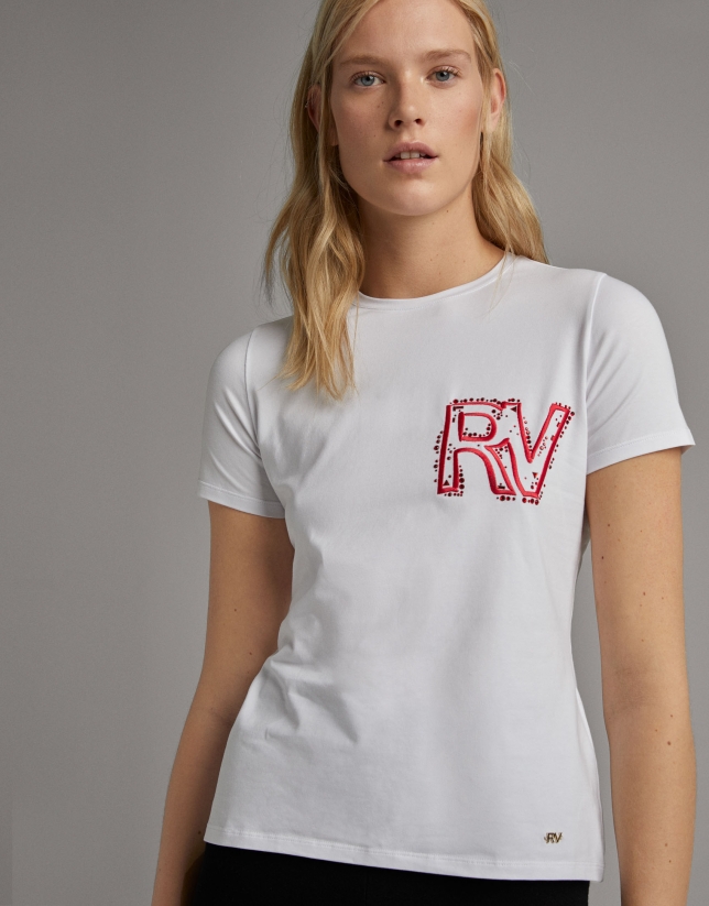 Camiseta blanca con logo RV rosa bordado
