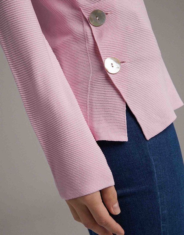 Jersey rosa con abertura lateral y botón de nácar