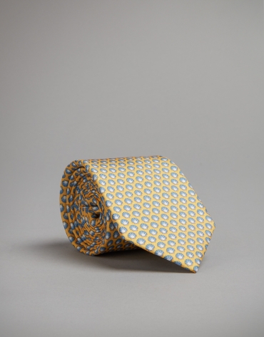 Corbata amarilla con estampado conchas