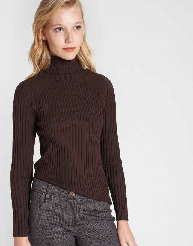 Brown sweater with ribbing