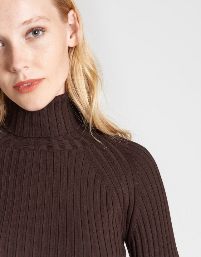 Brown sweater with ribbing