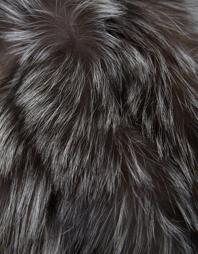 Cuello de pelo de zorro gris