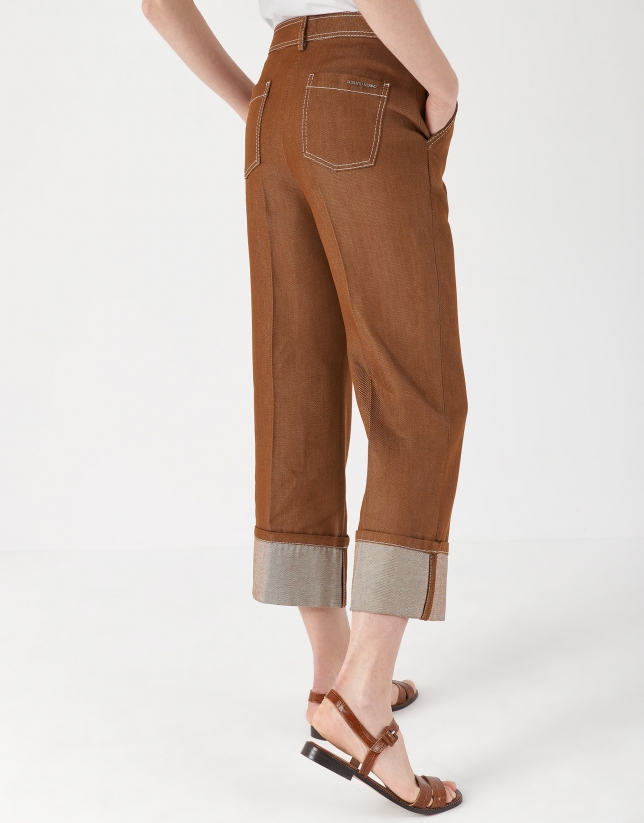 Brown high-waisted pants with turned up cuffs