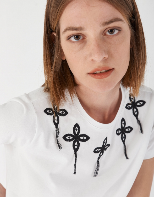 White top with embroidered appliqué at neckline