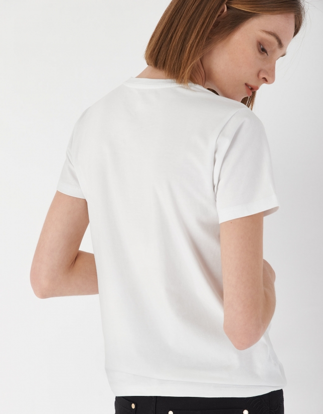 Camiseta blanca con aplicaciones bordadas en escote