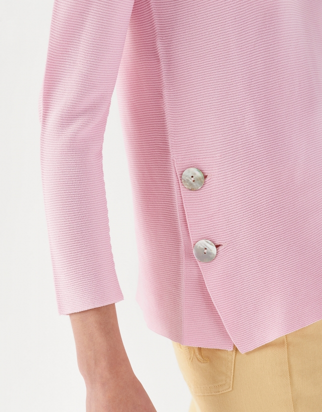 Jersey rosa con abertura lateral y botón de nácar