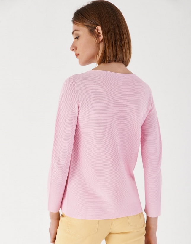 Pink sweater with side slit and mother of pearl button