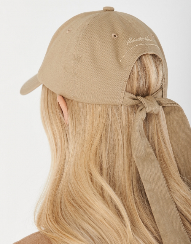Beige baseball cap with bow in back
