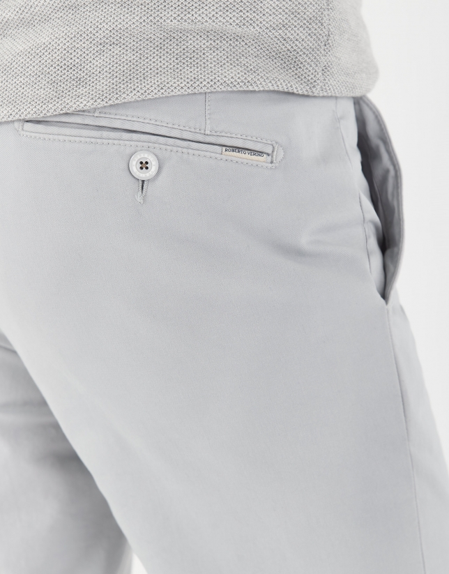 Pantalón chino algodón gris claro