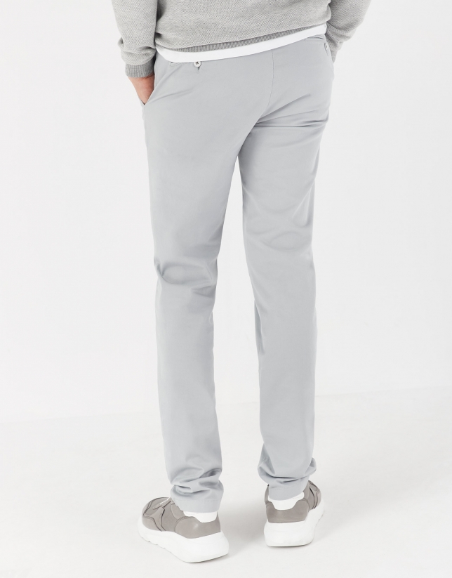 Pantalón chino algodón gris claro