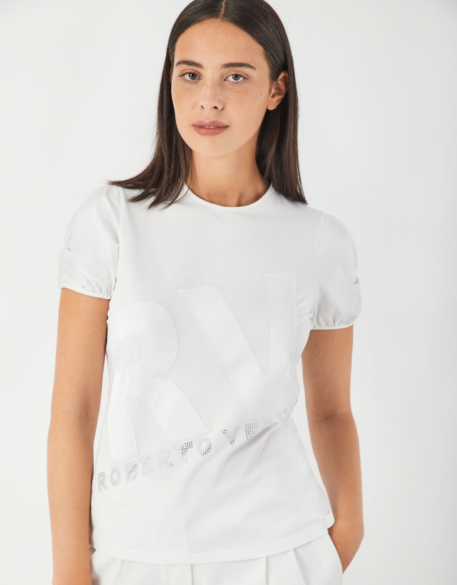White top with short sleeves and embroidered logo