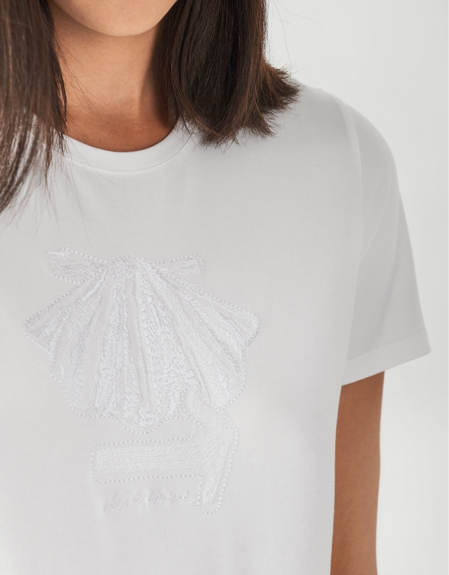 White top with embroidered Jacobbean Way arrow