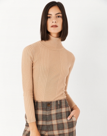 Sand-colored sweater with turned back collar and ribbing