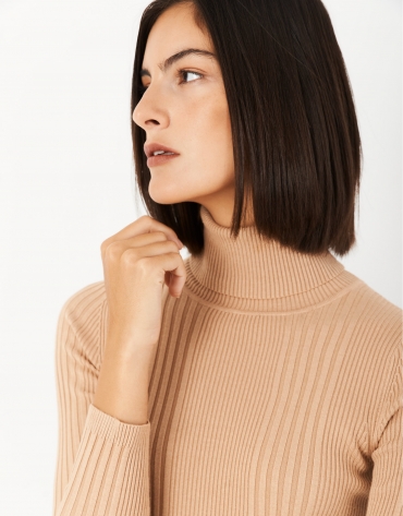 Sand-colored sweater with turned back collar and ribbing