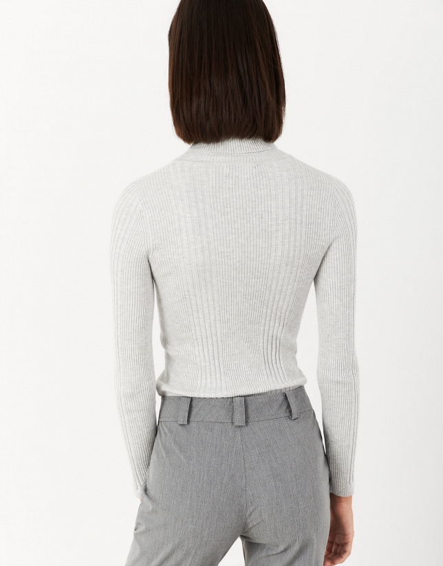 Gray sweater with turned back collar and ribbing