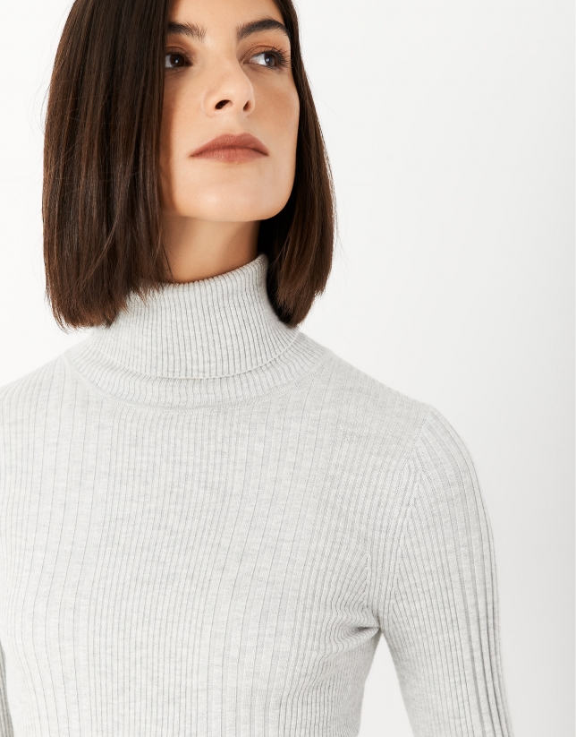 Gray sweater with turned back collar and ribbing