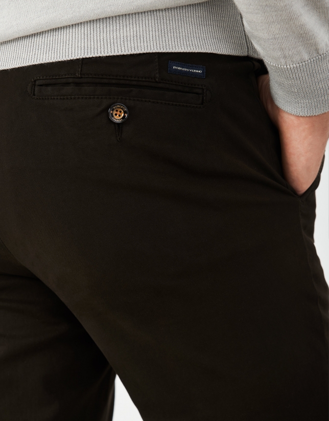 Pantalón chino algodón marrón oscuro