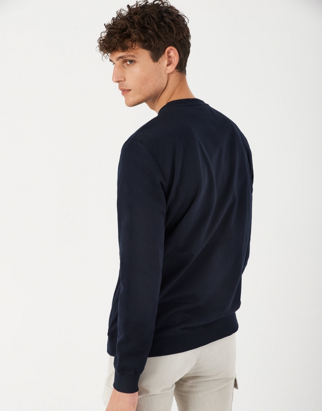 Fine navy blue sweatshirt with contrasting logo
