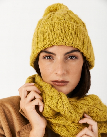 Mustard wool cap with woven figure eight pattern