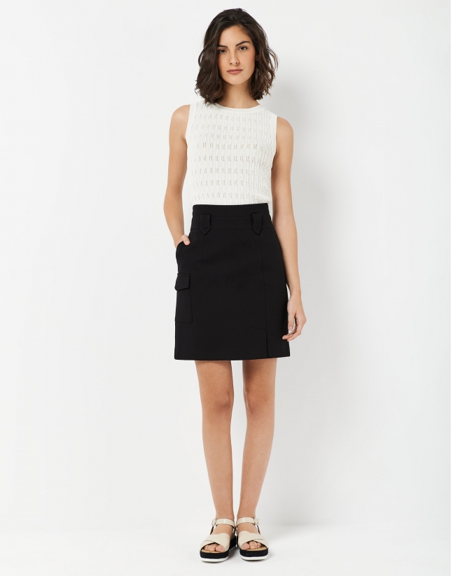 Short black skirt with pocket
