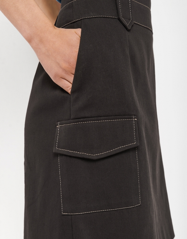 Short brown skirt with pocket