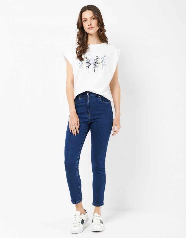 Sleeveless top with boat neck and floral embroidery