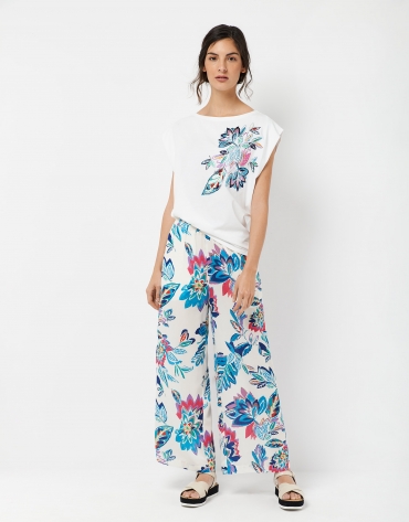 Sleeveless top with boat neck and embroidered flower in the front