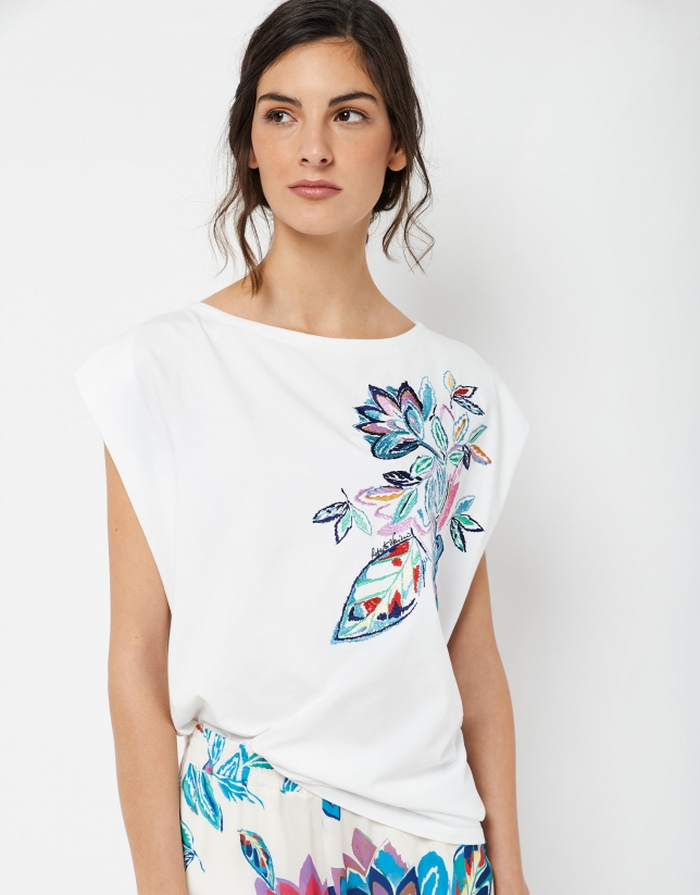 Camiseta sin magas y escote barco bordado flor en pecho