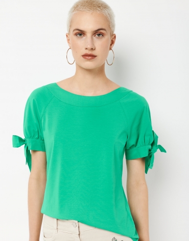 Green short-sleeved top with bow