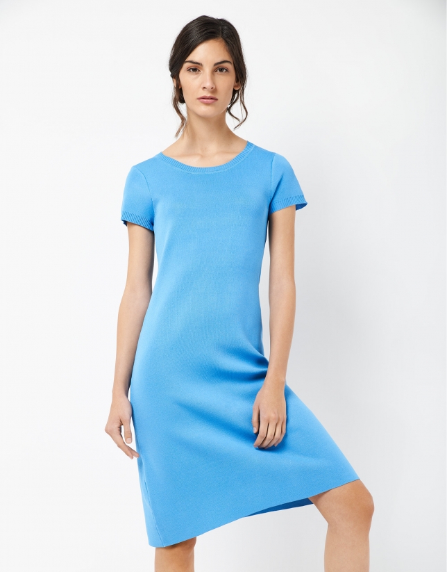 Blue knit midi dress with short sleeves