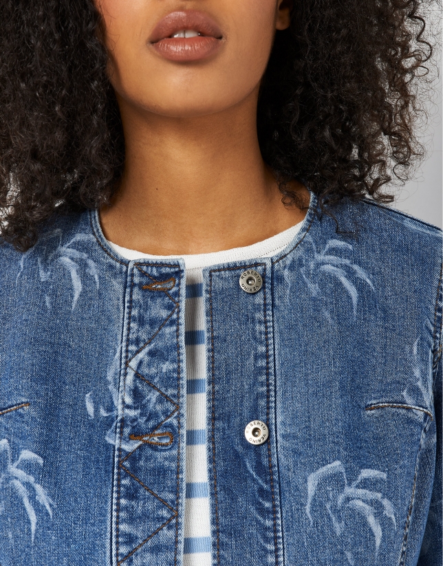 Short jean jacket with flower print