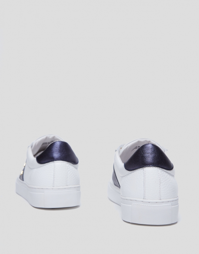 Zapatillas deportivas tachuelas piel blanca banda azul