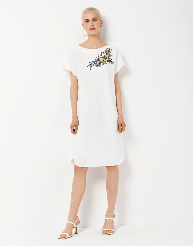Loose white midi dress with floral motif on the chest