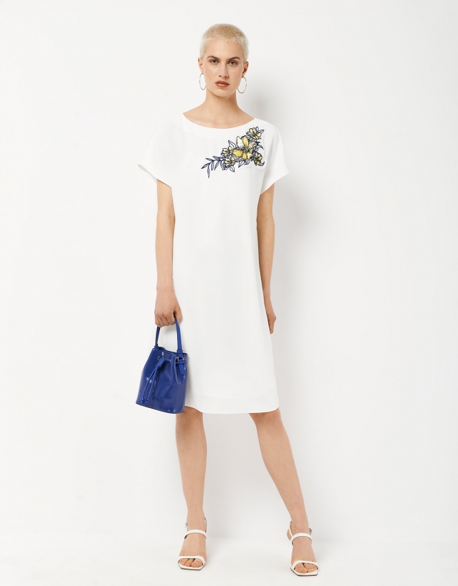 Loose white midi dress with floral motif on the chest