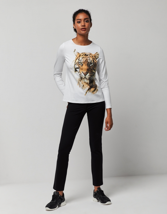 White top with long sleeves and tiger design