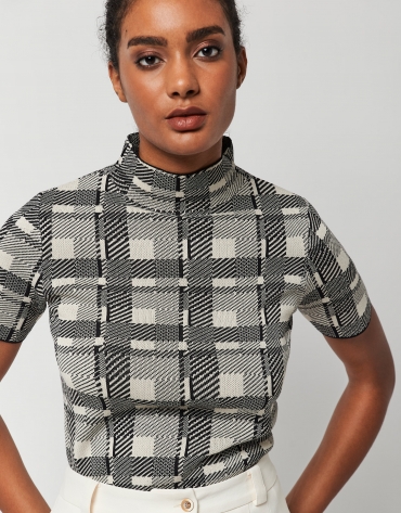 Short-sleeved sweater with stovepipe collar and black checked print