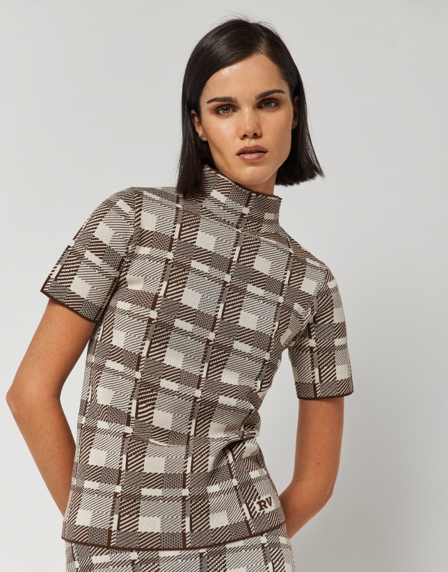 Short-sleeved sweater with stovepipe collar and camel checked print