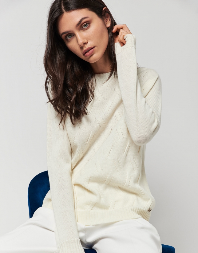 Beige wool sweater with herringbone design in the front