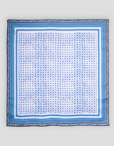 Pañuelo seda estampado geométrico en tonos azul y crudo