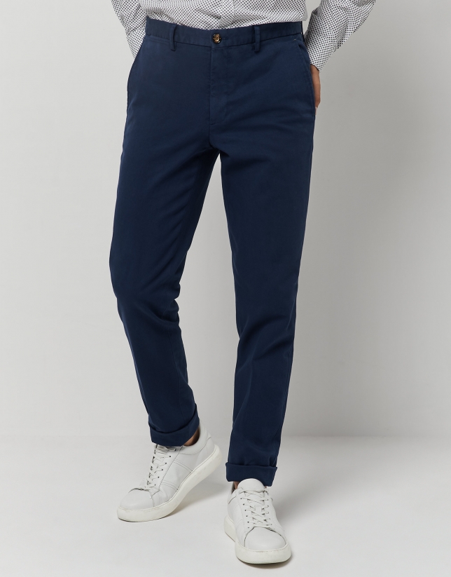 Blue dyed cotton structure chino pants. 