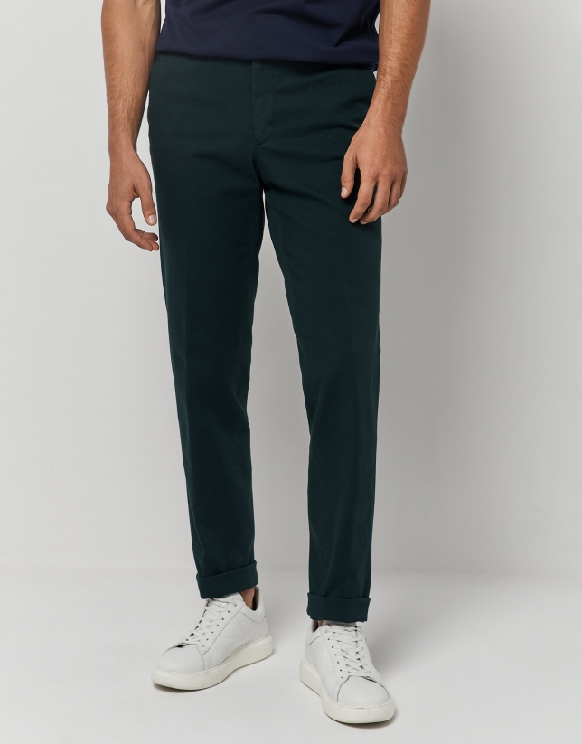 Dark green dyed cotton structure chino pants. 