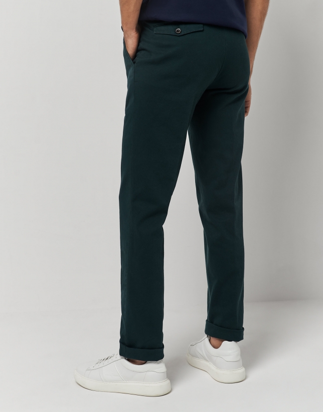 Dark green dyed cotton structure chino pants. 