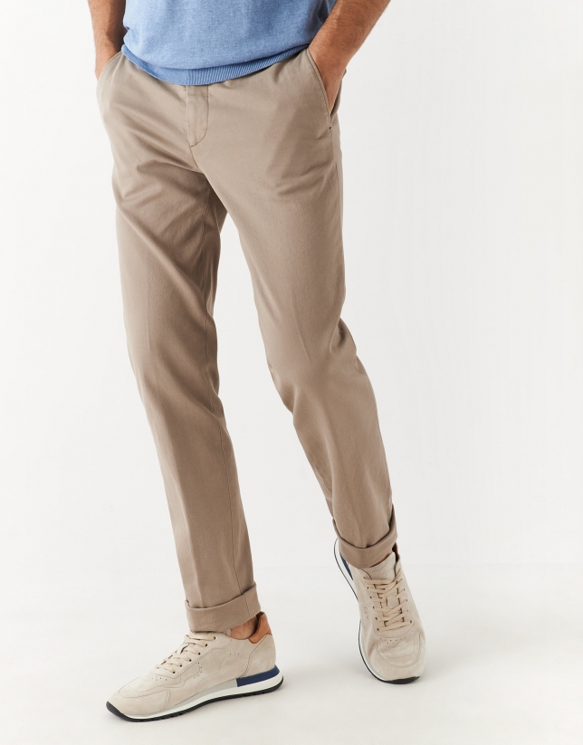 Brown dyed cotton structure chino pants. 