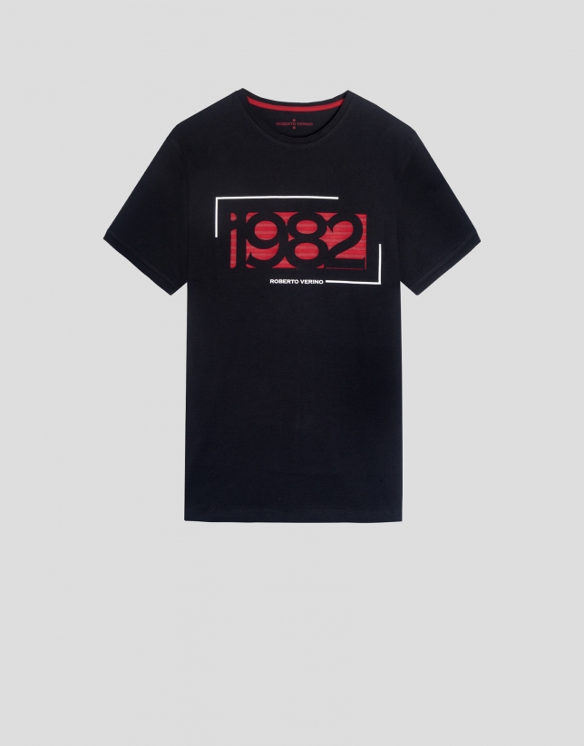 Camiseta negra logo 1982 rojo y blanco