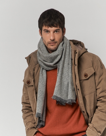 Gray wool scarf with geometric print